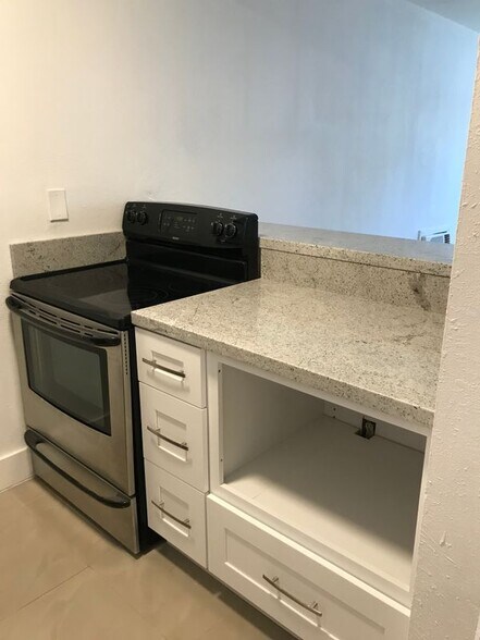 Building Photo - 142 SW 18th Ave