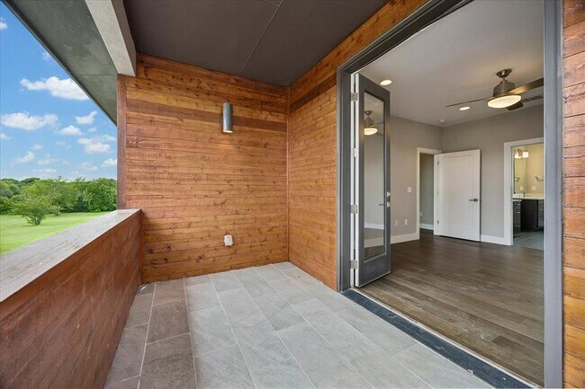 Building Photo - 5006 Pecan Springs Rd