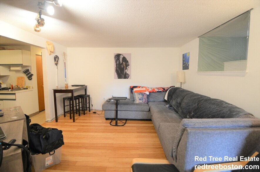 Primary Photo - 21 Kinross Rd