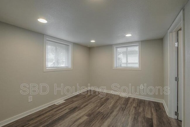 Building Photo - 1102 S Crisp Ave