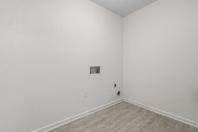 Building Photo - Beautiful Condo in Sango