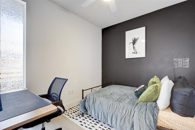 Building Photo - 2709 E 5th St.