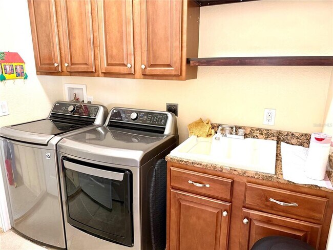 Building Photo - 2736 Magdalina Dr