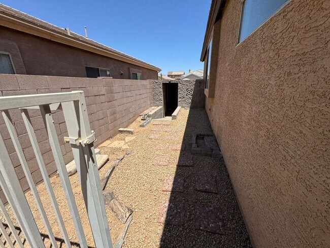 Building Photo - 4709 E Prickly Pear Trail