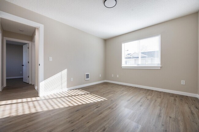 Building Photo - 3 bedroom, 2.5 bathroom home - SE Portland