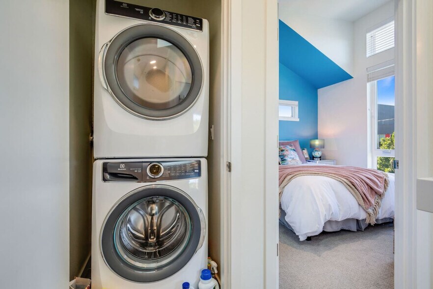 Building Photo - 2203 22nd Ave S