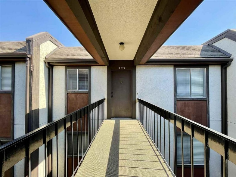 Building Photo - 3150 Lakeside Dr