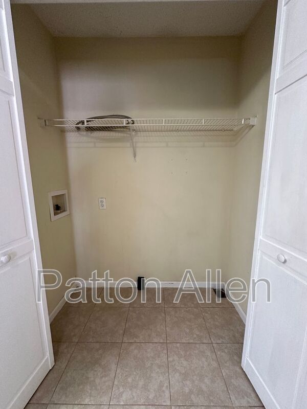 Building Photo - 105 Salola St