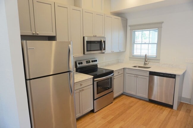 Building Photo - 2 BED | 2 BATH | HISTORIC DISTRICT | GATED BACKYARD WITH PORCH