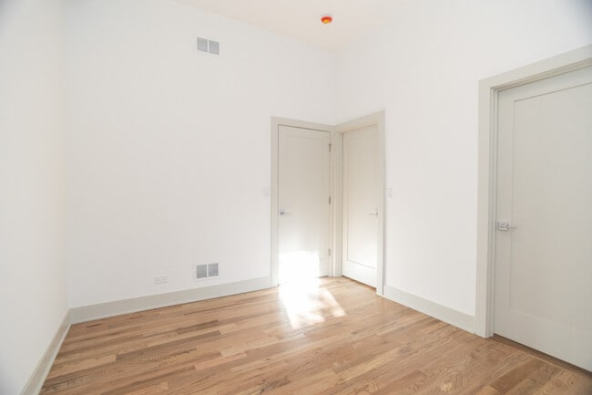 Building Photo - 2028 N Oakley Ave