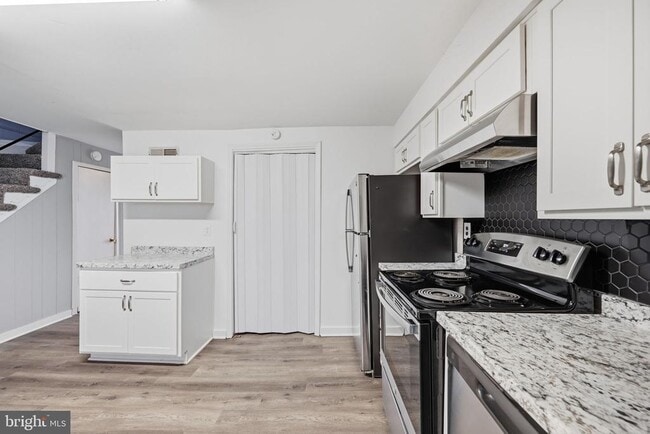 Building Photo - 7911 Bank St