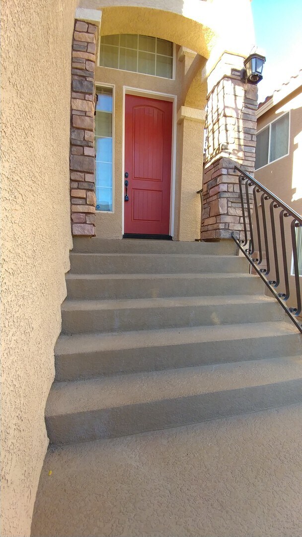 Primary Photo - Multi level