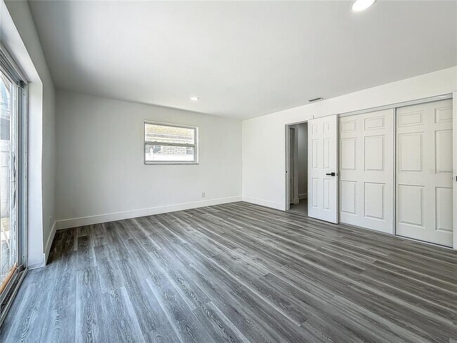 Building Photo - 1755 Shore Acres Blvd NE