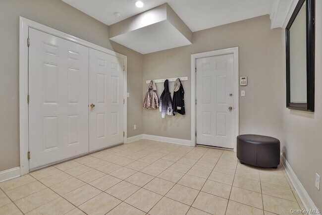 Building Photo - 8 Caruso Pl