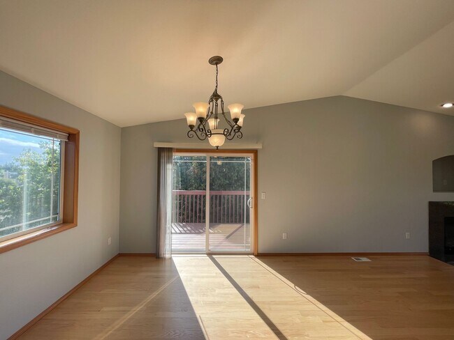 Building Photo - Spacious 5BR / 3BA Beacon Hill Home – 2,210 SF – $3900 – Pets OK