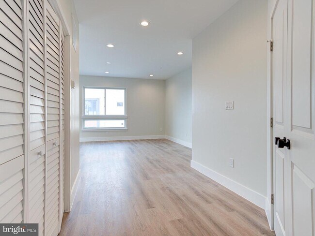 Building Photo - 632 Moyer St