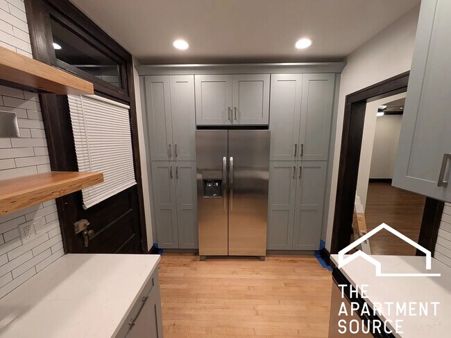 Building Photo - 2626 W Devon Ave