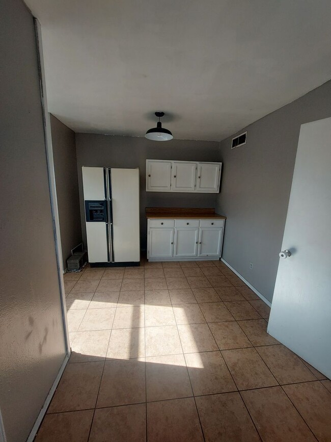 Building Photo - 3 bedroom 2 bathroom beautiful rental ! Av...