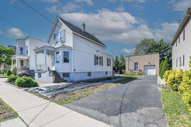 Building Photo - 241 Maple St