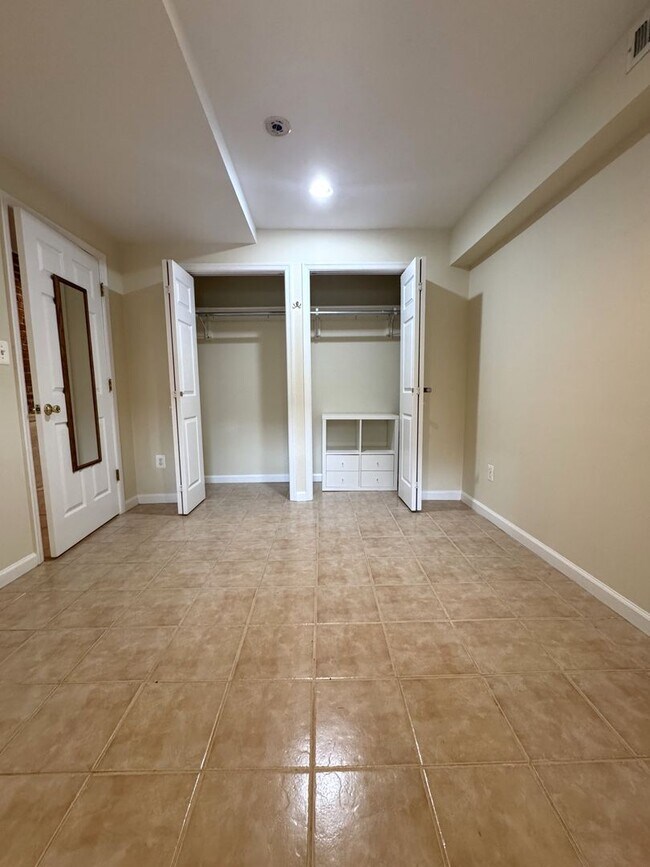 Building Photo - Centrally Located 1BR/1BA English Basement in Capitol Hill Basic Utilities Included
