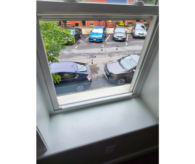 Building Photo - 1932 Bank St