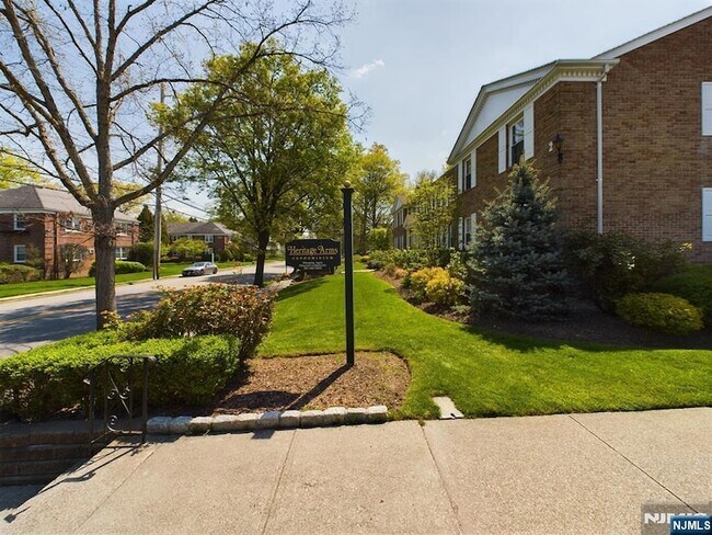 Building Photo - 364 E Ridgewood Ave