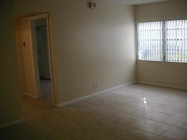 Building Photo - 10198 Twin Lakes Dr