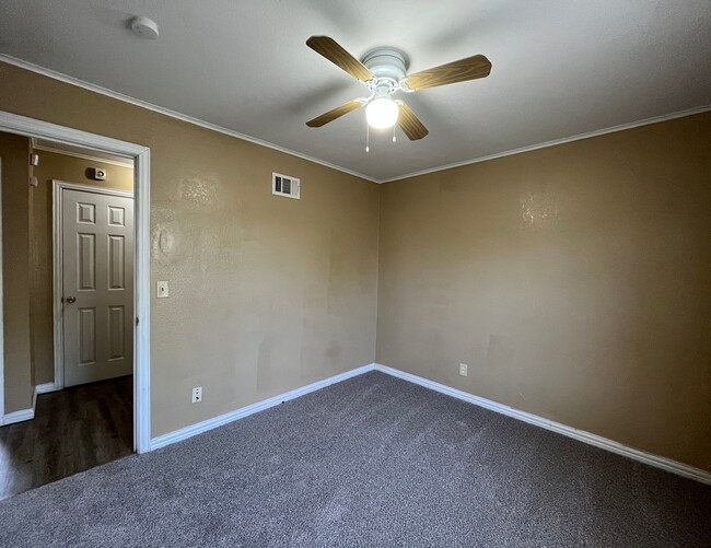 Building Photo - 4 bedroom 2 bath!