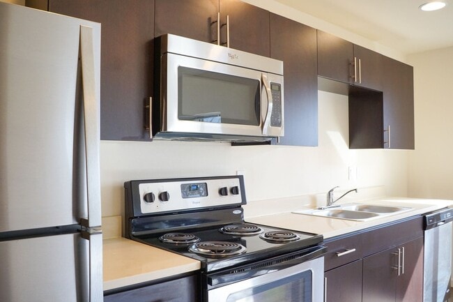 Building Photo - Love Where You Live!  Great Studio in Sellwood!