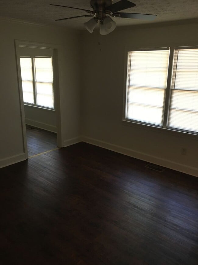 Building Photo - Large 2/1 Home, includes bonus room- Sherwood Forest- $995