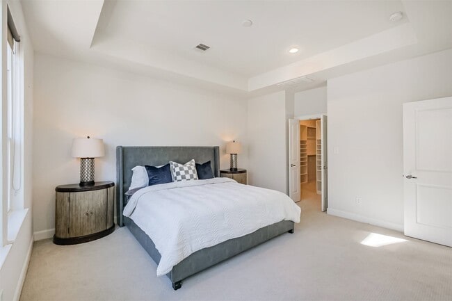 Building Photo - 946 W 18th St