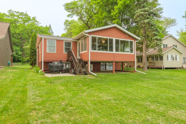 Building Photo - Rare green lake lake home for long term re...