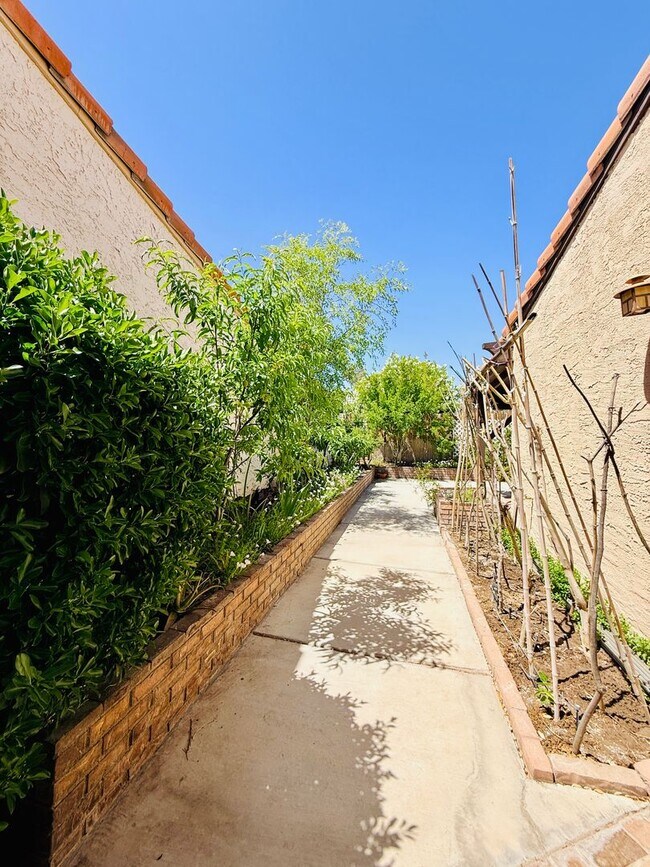 Building Photo - Available August 1st! Beautiful fully furnished single-story home located in the prestigious Span...