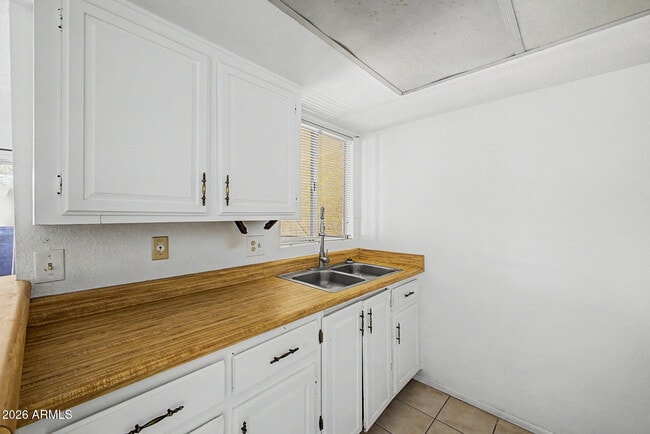 Building Photo - 461 W Holmes Ave