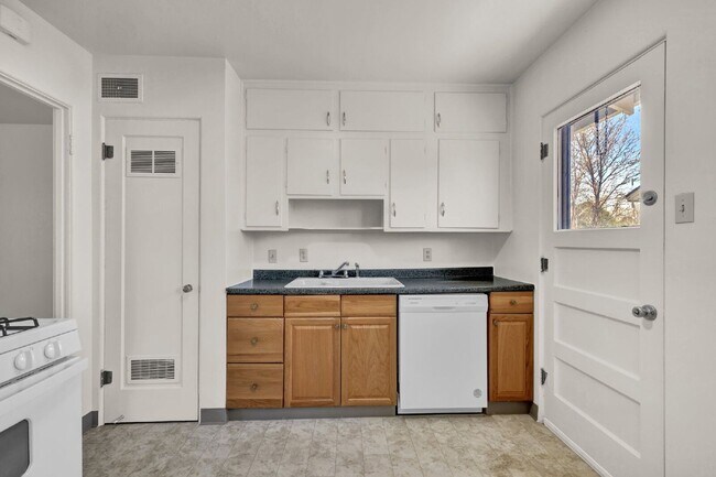 Building Photo - 1201 Janes Ln