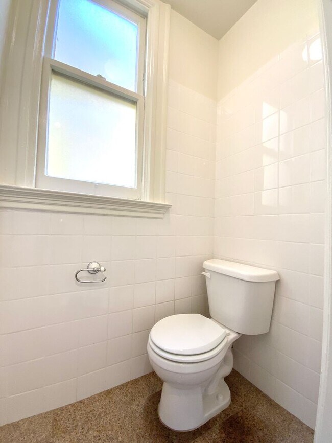Building Photo - 4BR/2BA in Haight. IN-UNIT LAUNDRY! DISHWA...