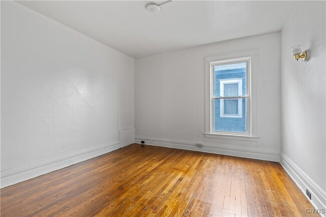 Building Photo - 148 Lilac St