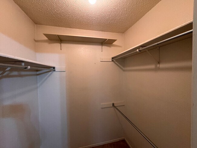 Building Photo - Super Cute Townhouse!