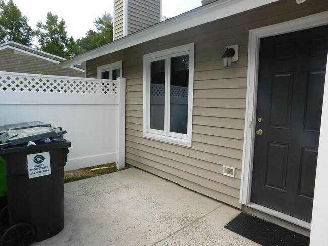 Building Photo - 1527 College Way
