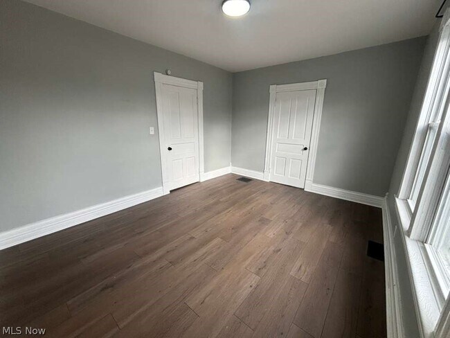 Building Photo - 237 N Lincoln St