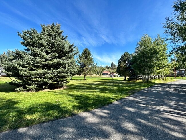 Building Photo - 957 N Shoshone Loop