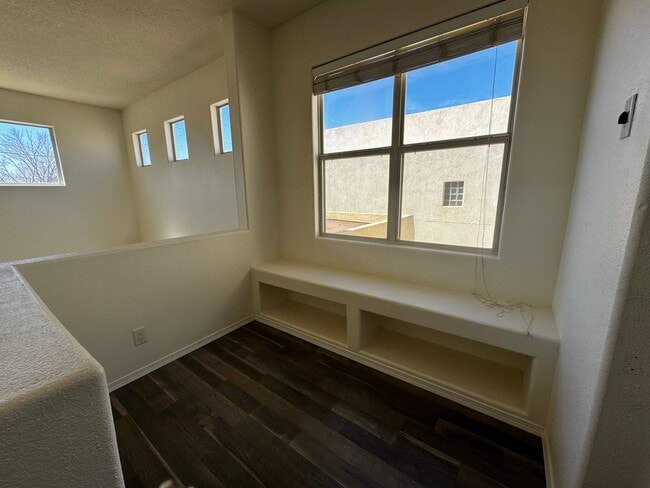 Building Photo - Beautiful townhome in a gated community.