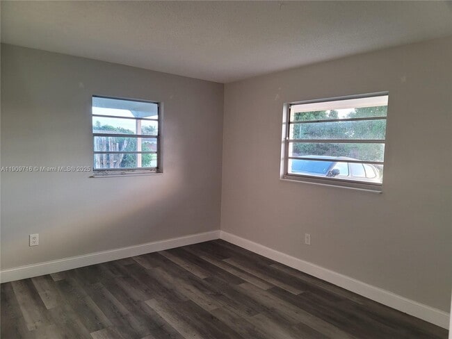 Building Photo - 622 Plymouth St