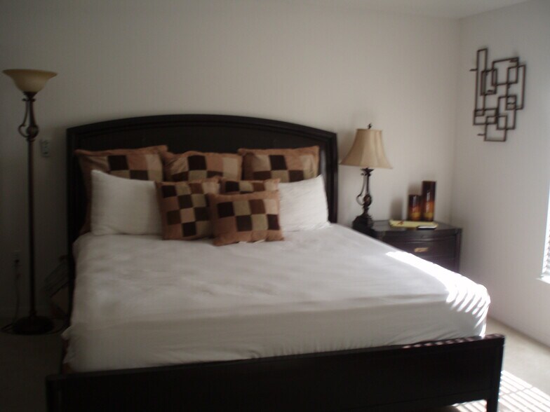 Building Photo - 981 SW McElroy Ave