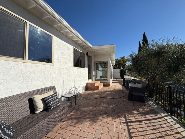 Building Photo - Ventura Hillside Beauty with 3 bedrooms, a...