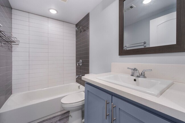 Building Photo - Beautiful 4 Bed / 3 Bath apartment with PARKING & IN-UNIT LAUNDRY!