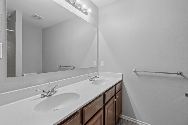 Building Photo - 929-931 Parkplace Ridge