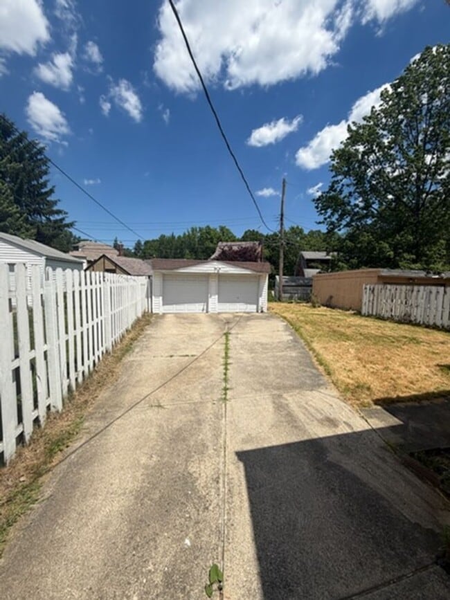 Building Photo - A Single family home with Garage in Garfield Heights