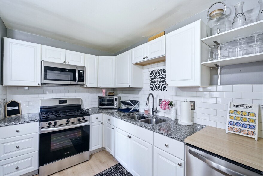 Building Photo - 818 Dedmon Dr