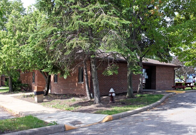 Building Photo - Lakeview Estates